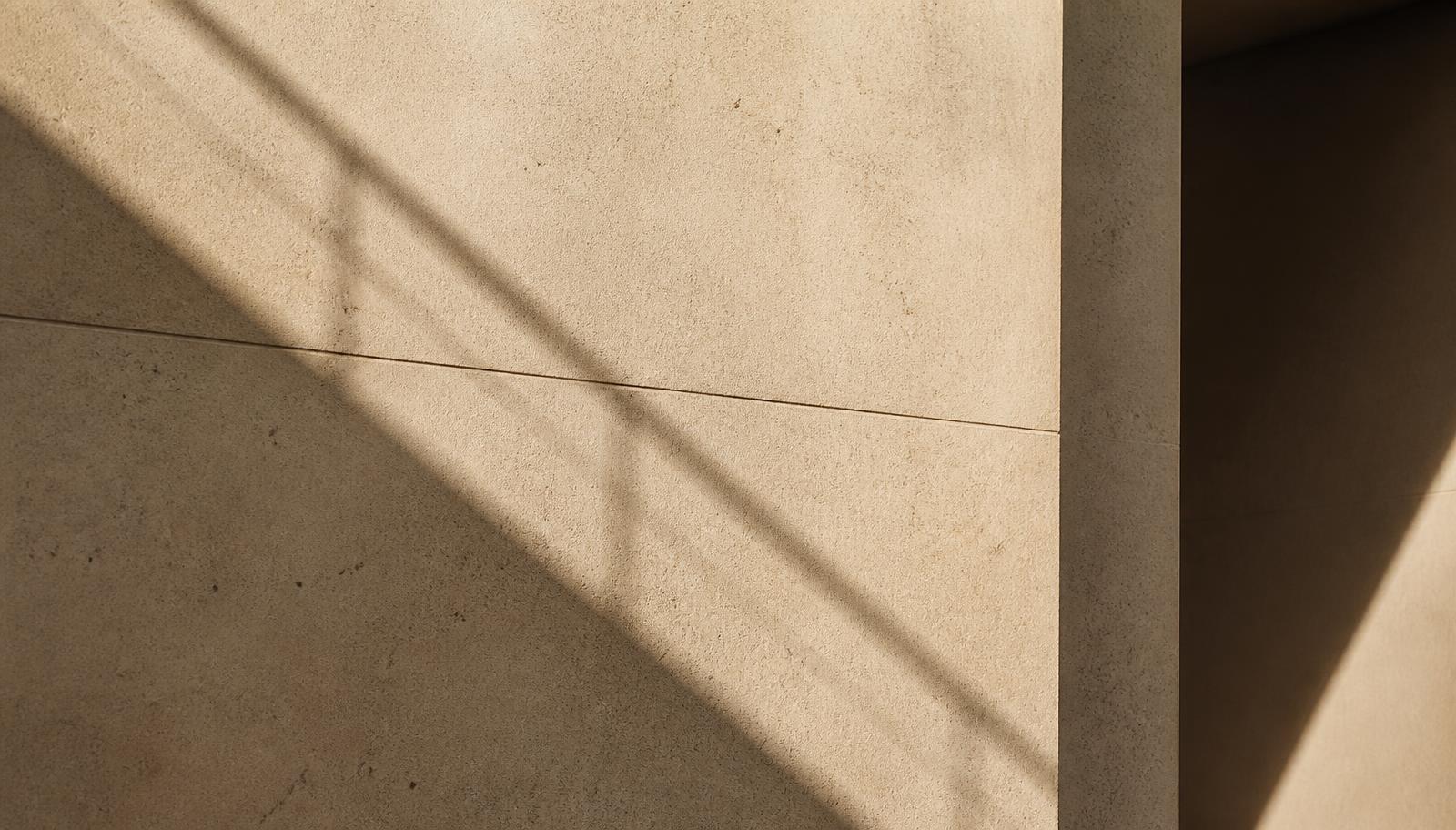 Détail architectural minimaliste aux tons sable